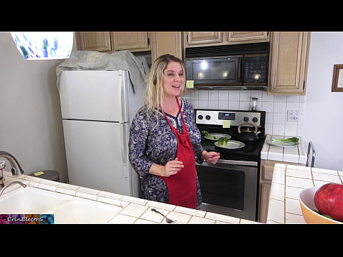 ❤️ Stepmom Mëllech him an der Kichen virun sengem Datum ️ Porno bei eis ❌️