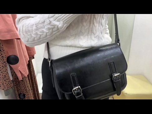 ❤️ Ëffentlech Masturbatioun vu jonke Bitch FeralBerry mat engem Dildo am Fittingsraum ️ Porno bei eis ❌️