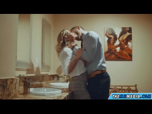 ❤️ Wann eng Busty Blond Iech an engem ëffentlechen Toilette verféiert ️ Porno bei eis ❌️
